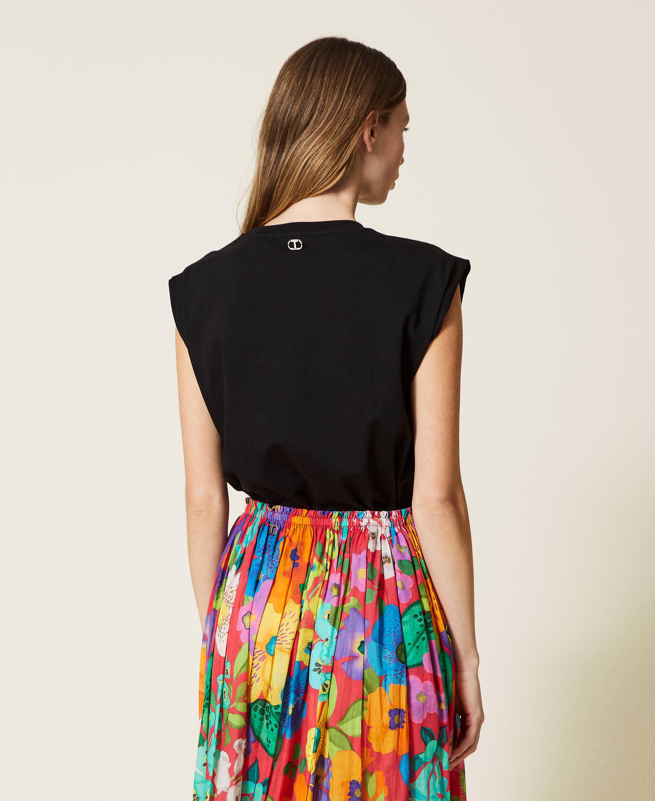 T-shirt con ricamo a fiori multicolor