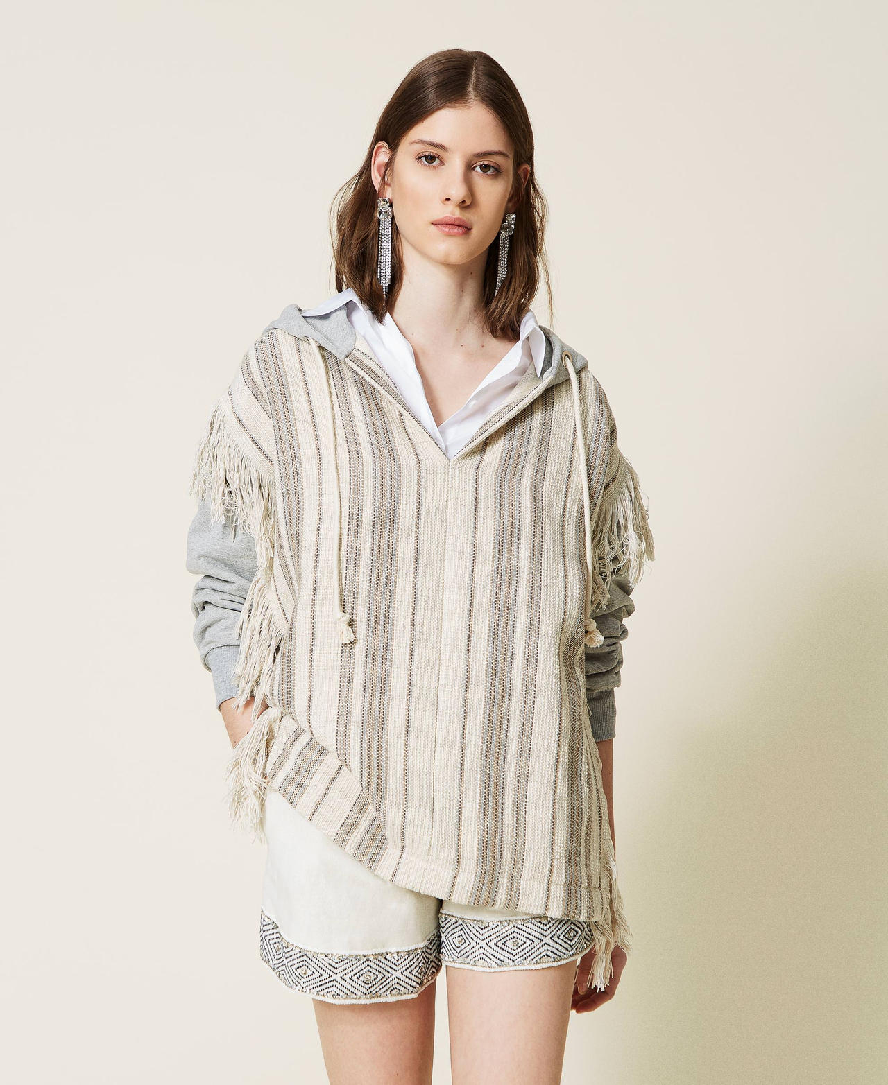 Sweat-shirt en tissu natt&eacute; ray&eacute; avec franges