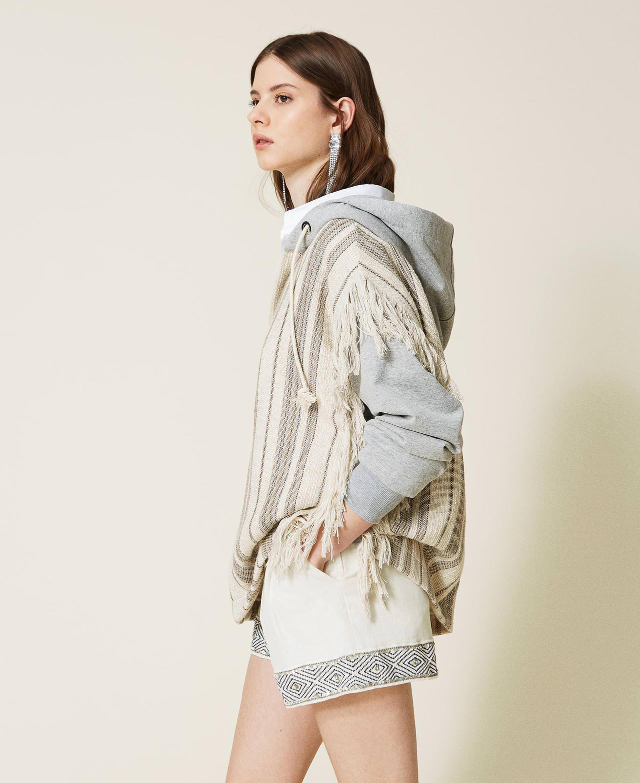 Sweat-shirt en tissu natt&eacute; ray&eacute; avec franges
