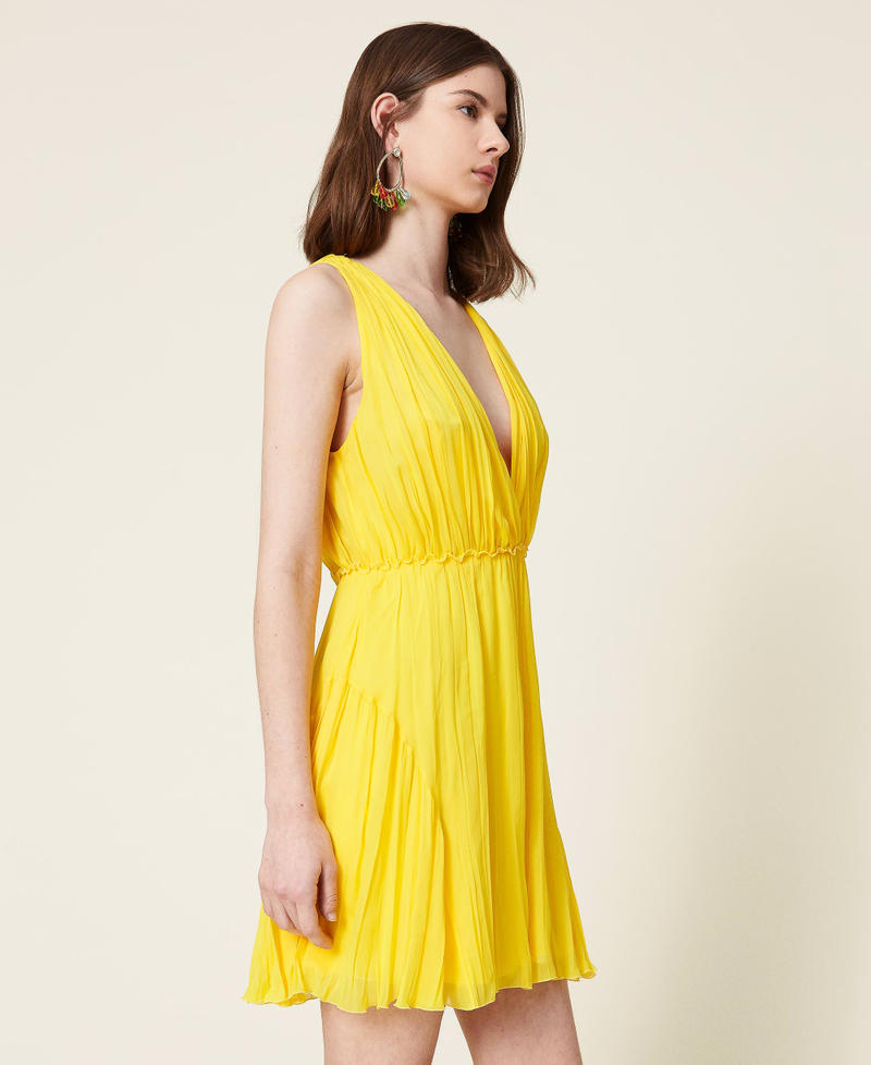 Kurzes Kleid aus plissiertem Georgette „Radiant Yellow“-Gelb Frau 221TT2474-03