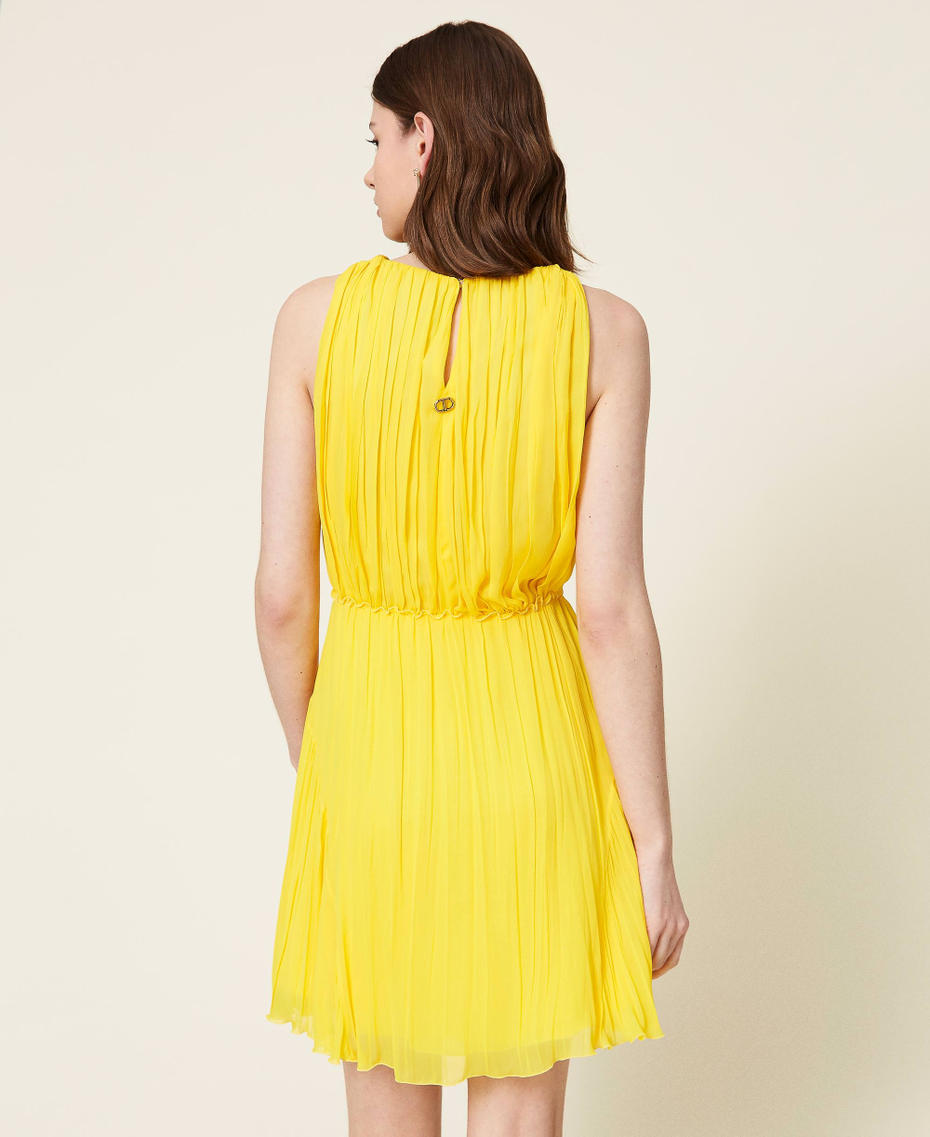 Kurzes Kleid aus plissiertem Georgette „Radiant Yellow“-Gelb Frau 221TT2474-04