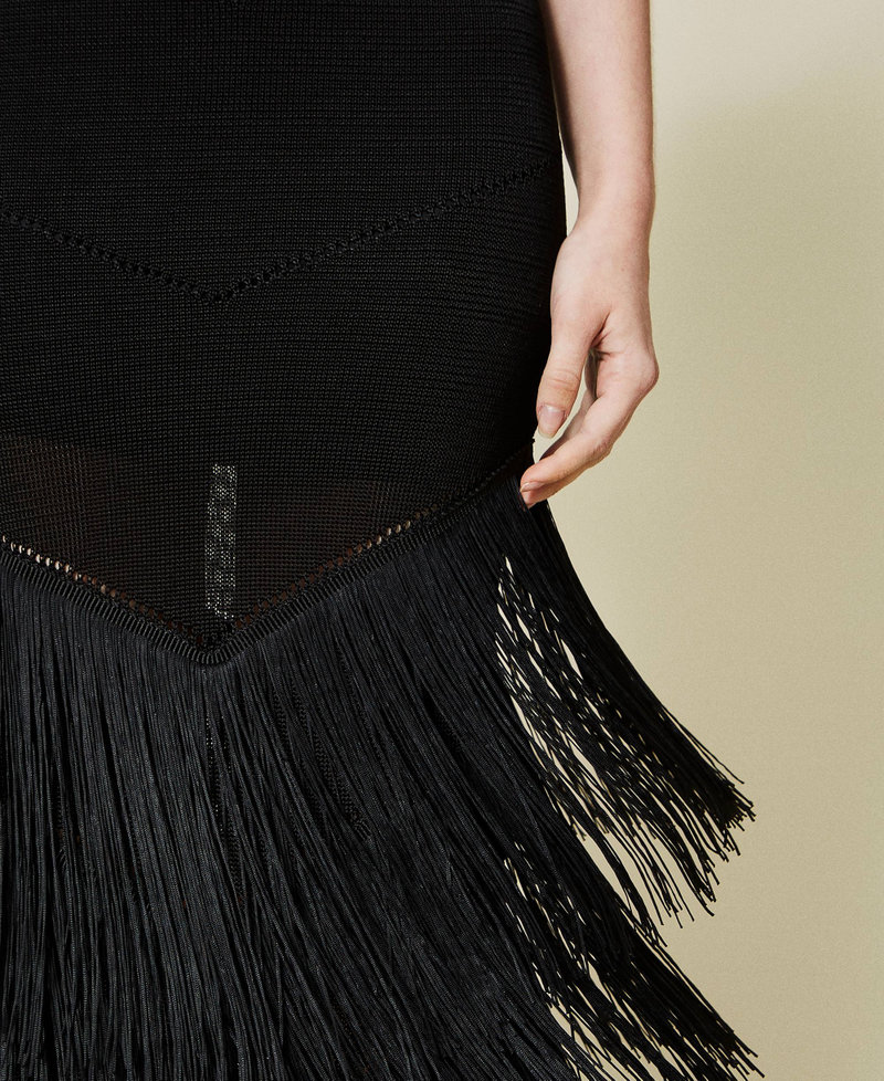 Длинное трикотажное платье с бахромой
