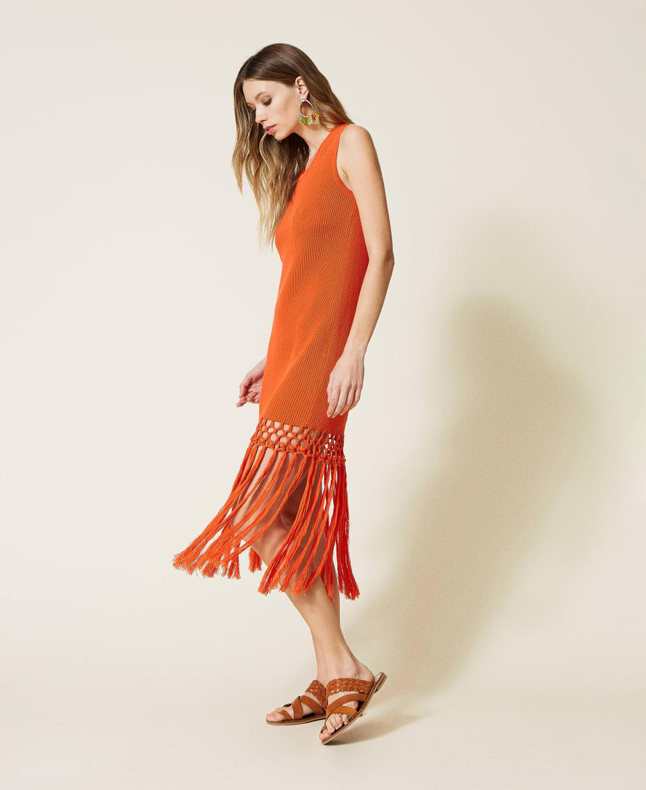 Robe mi-longue en maille avec franges