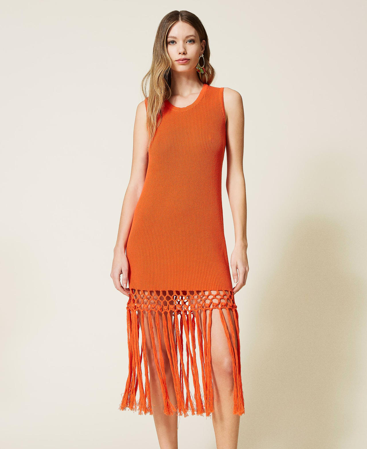 Robe mi-longue en maille avec franges
