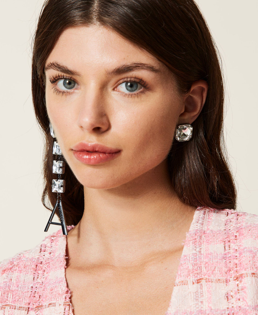 Asymmetric earrings with logo