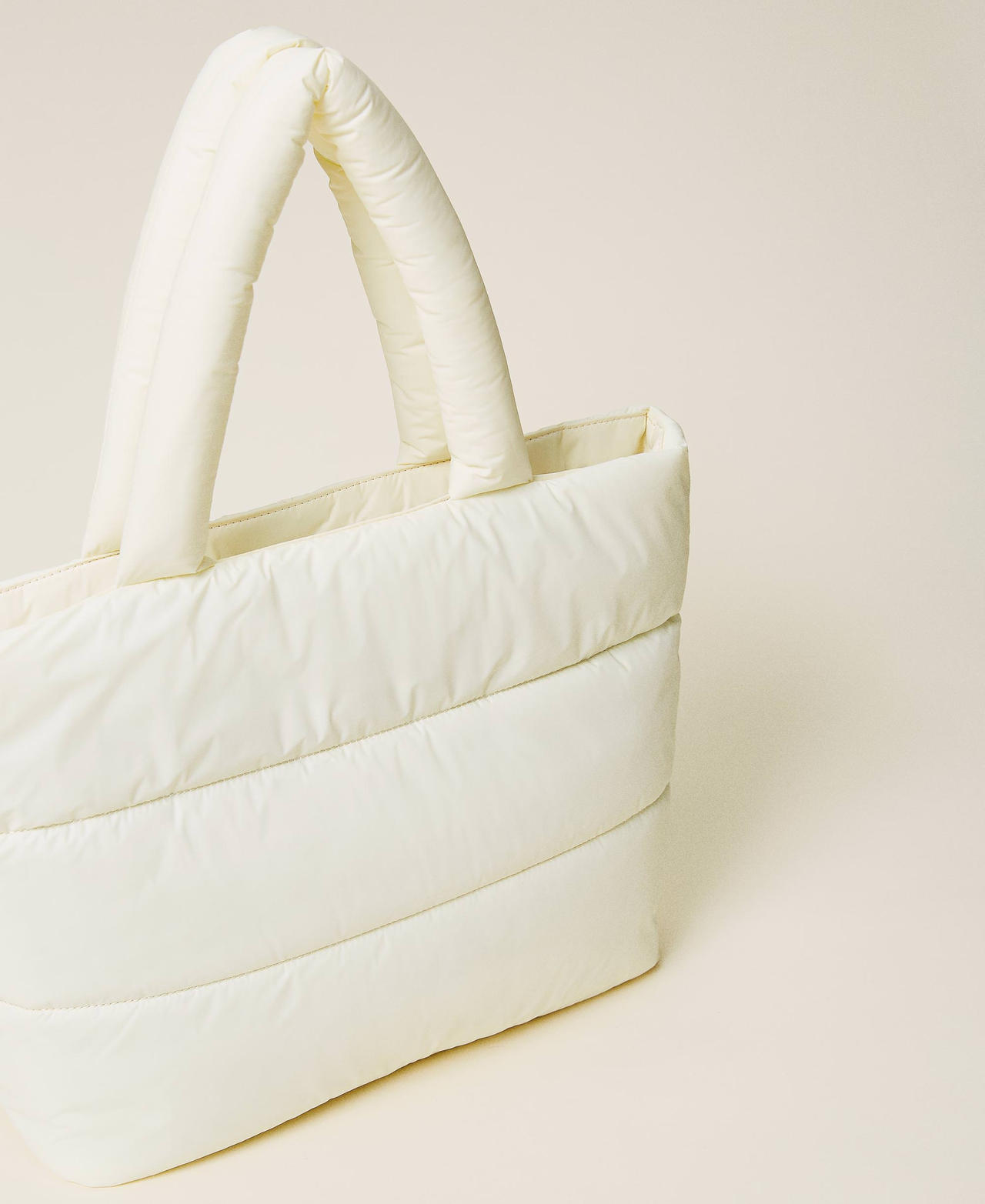 Quilted shopper with logo