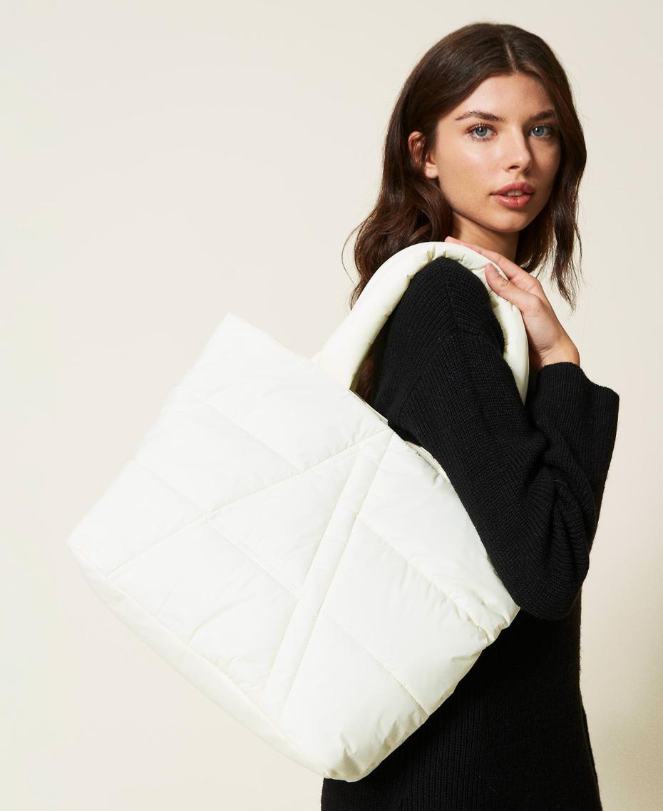 Quilted shopper with logo