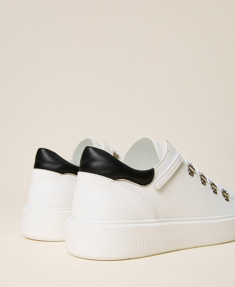 Baskets avec lacets sigl&eacute;s