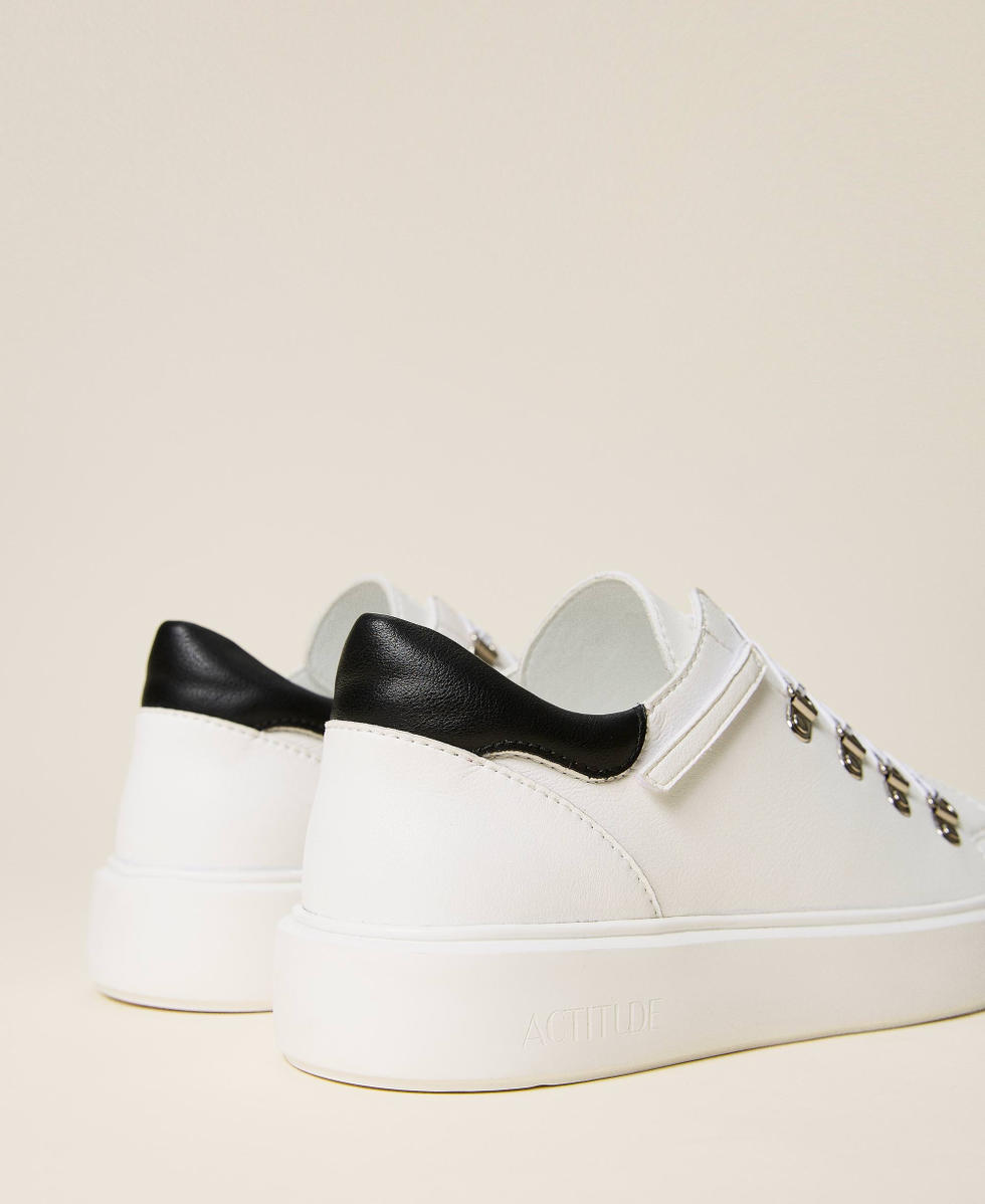 Sneakers mit Logo-Schn&uuml;rsenkeln