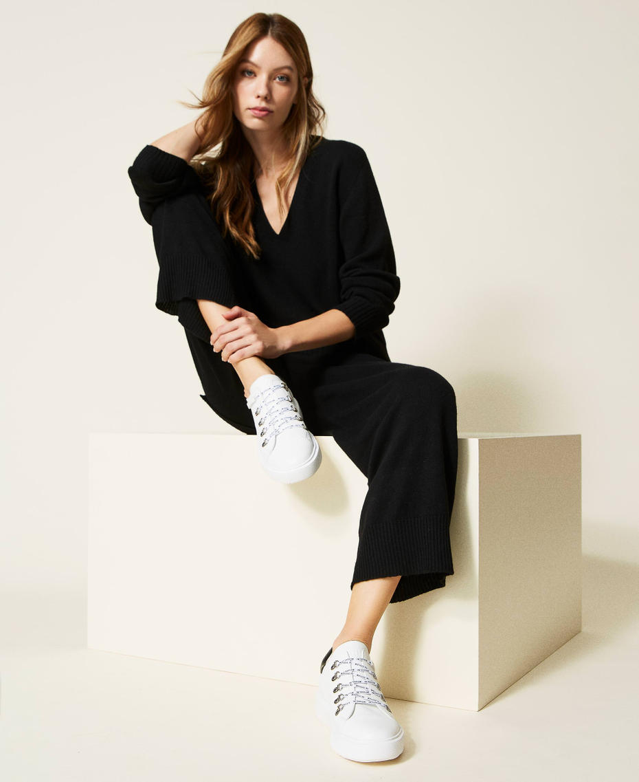 Baskets avec lacets sigl&eacute;s