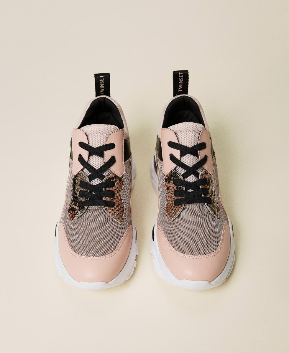 Running shoes with inserts and logo