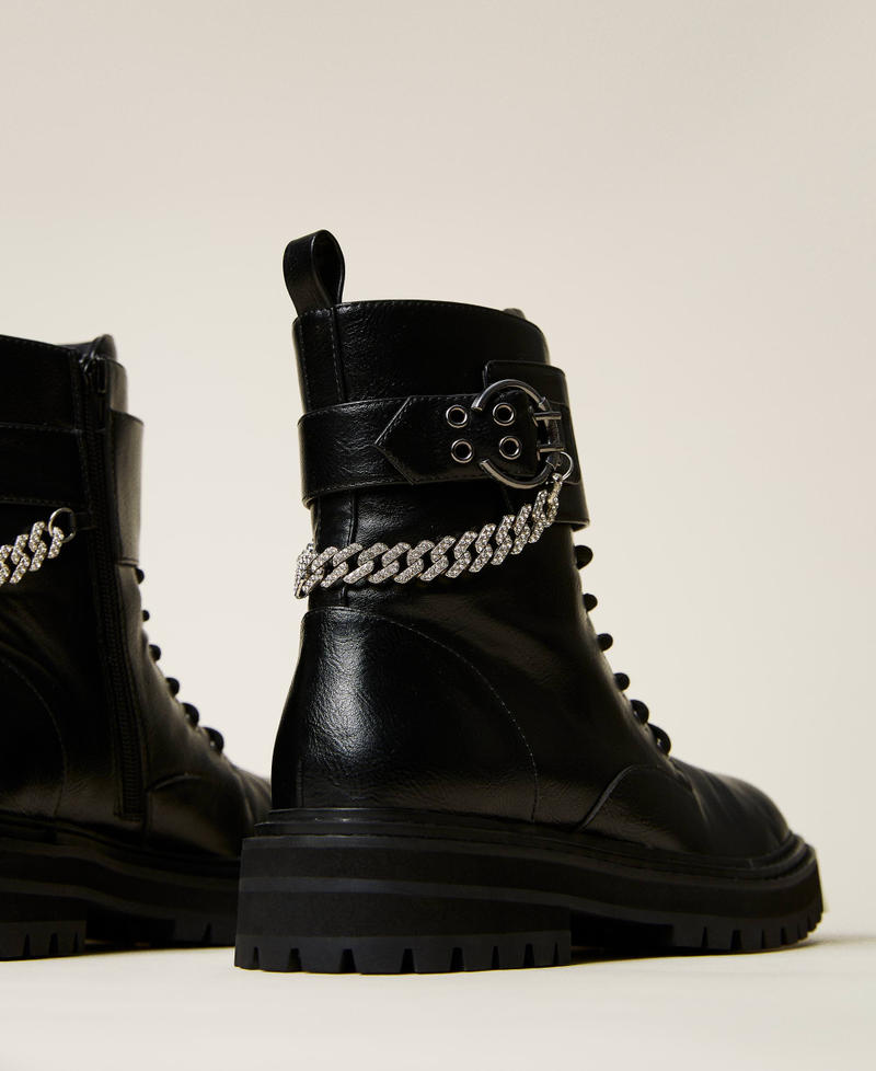 Anfibi con catene marca shop