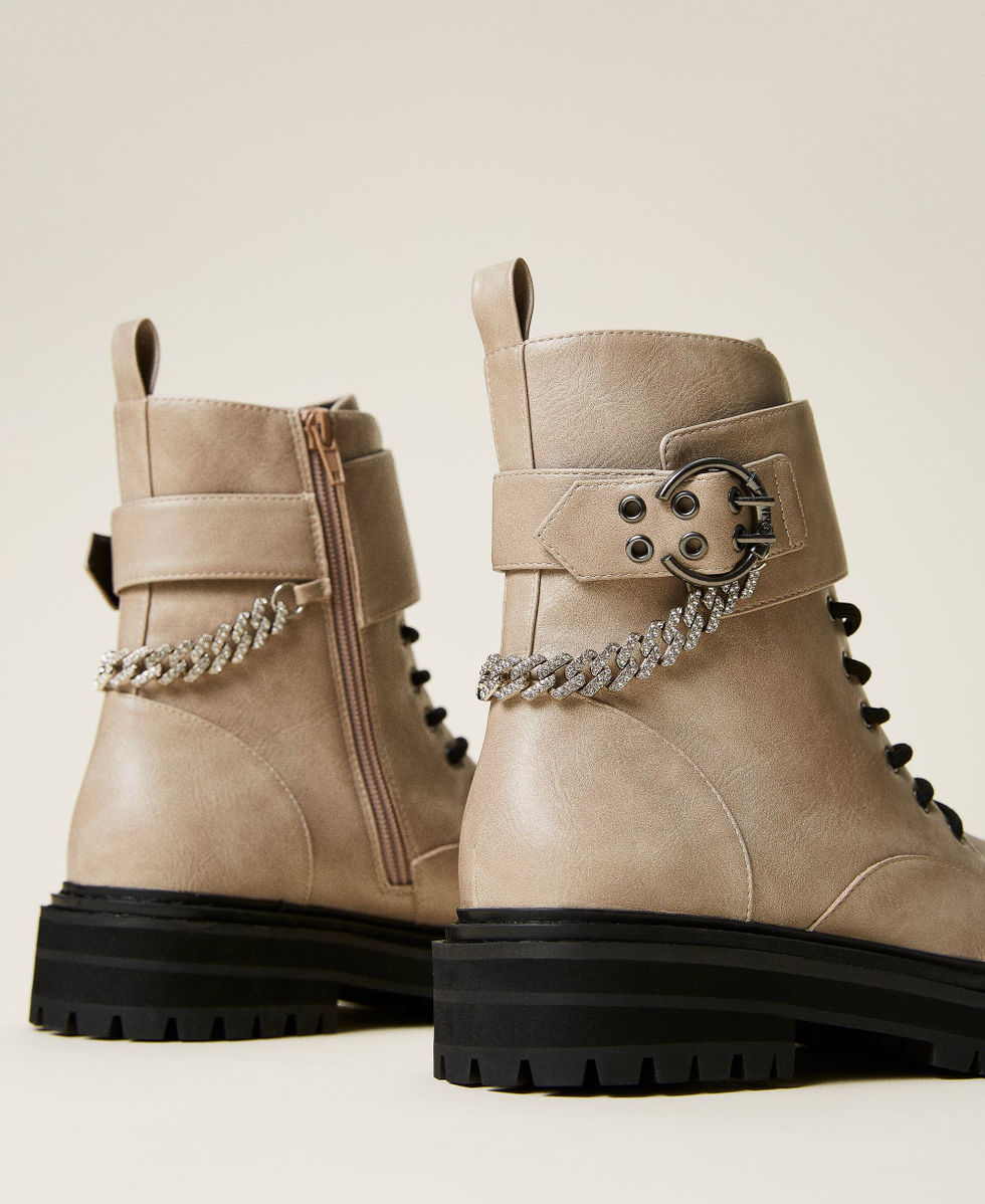 Anfibi effetto pelle con catena