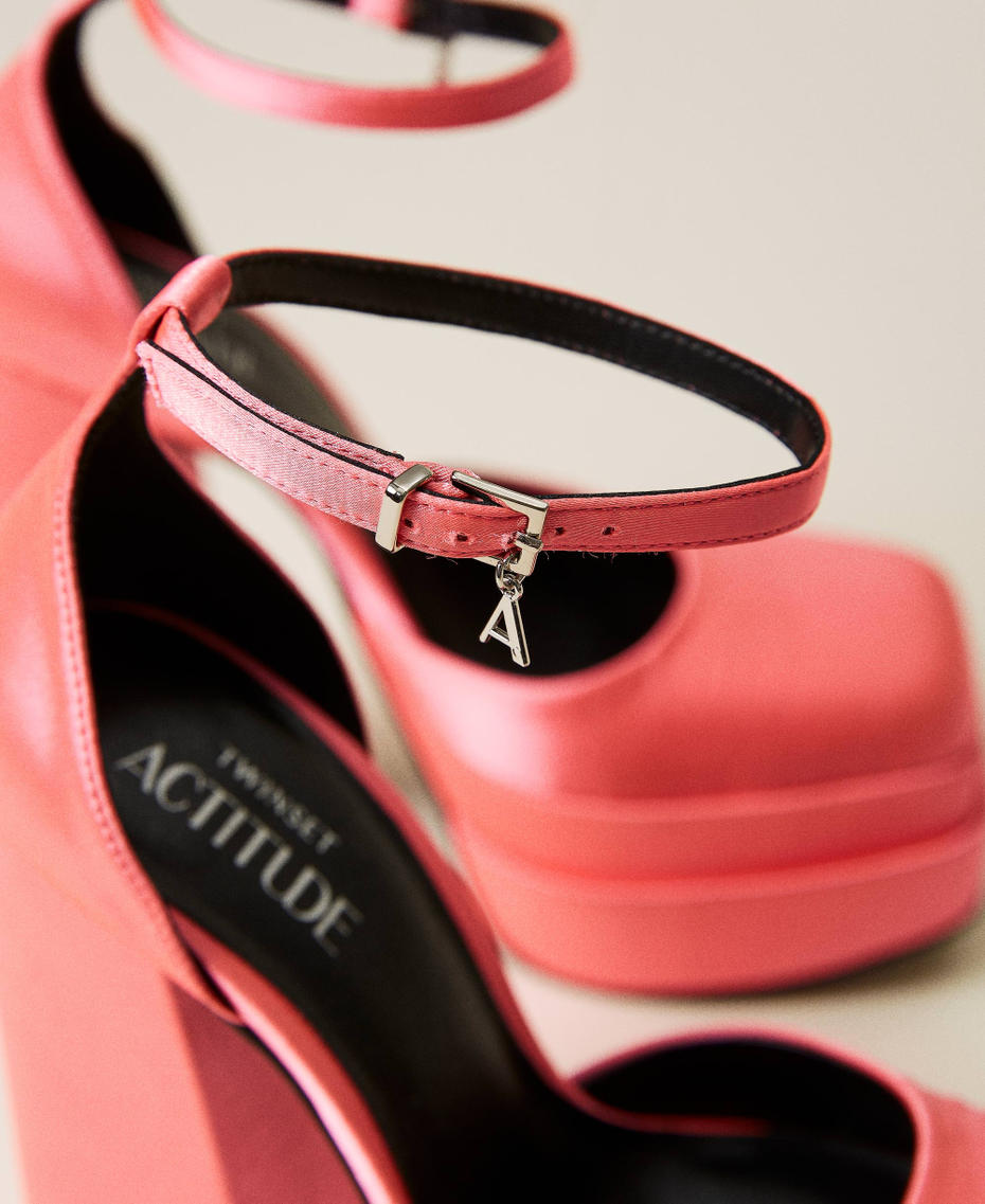 Décolleté in raso con platform
