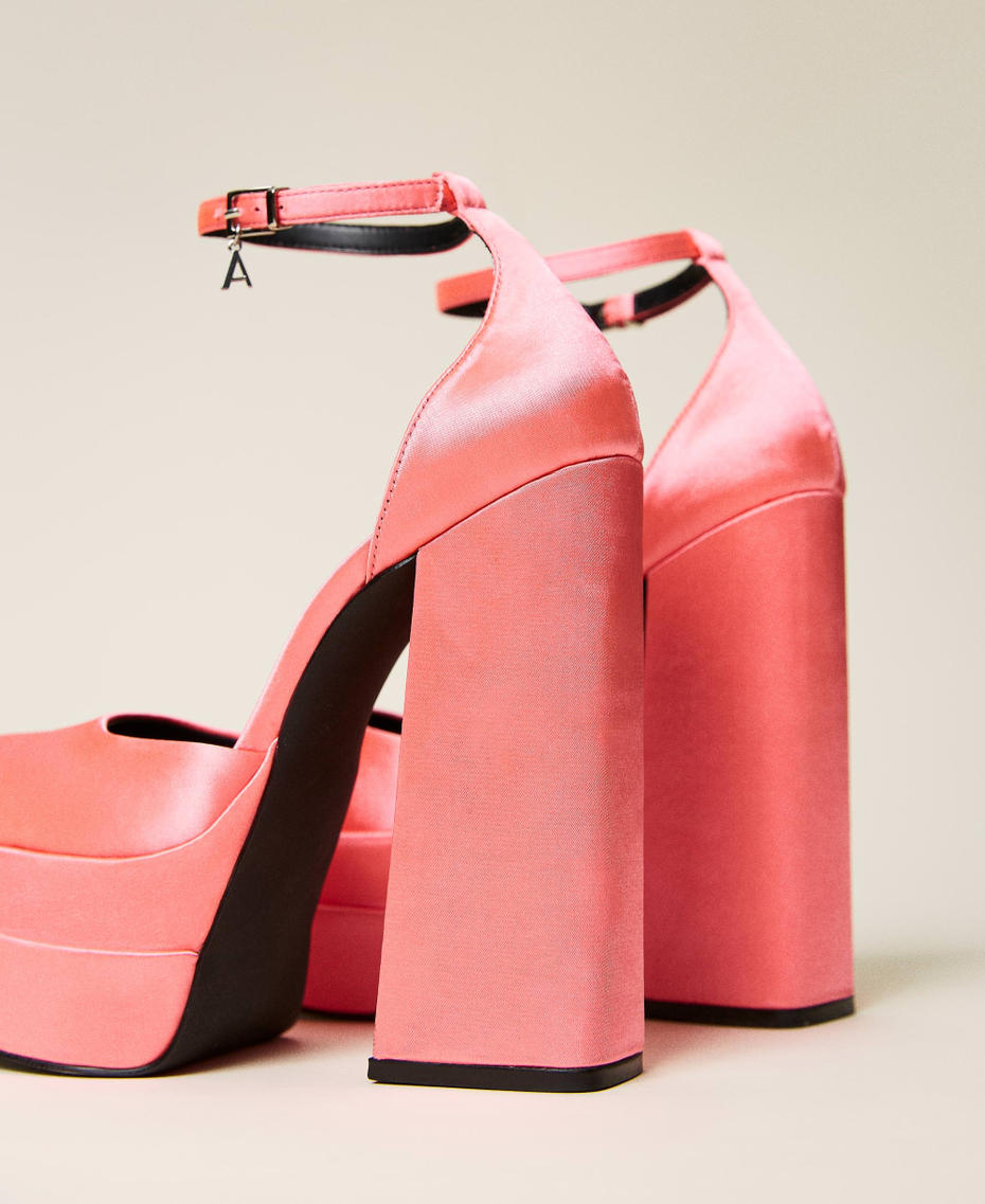 Décolleté in raso con platform