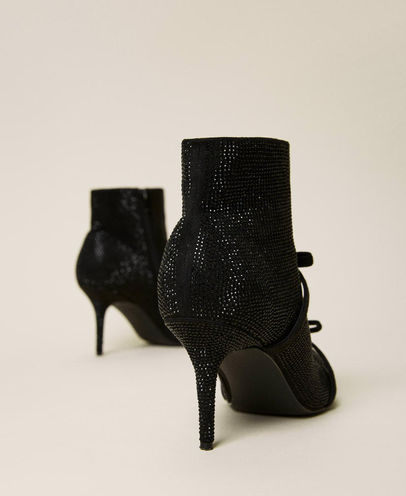 Stivaletti con strass e fiocchi