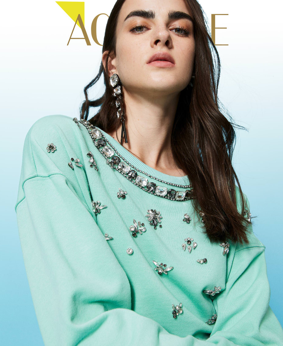 Short sweatshirt with handmade bezel embroidery