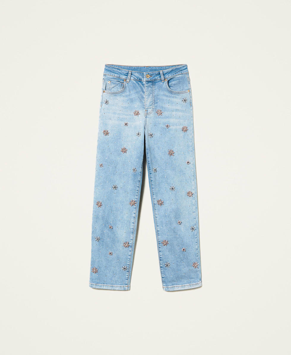 Jeans con ricami floreali deals