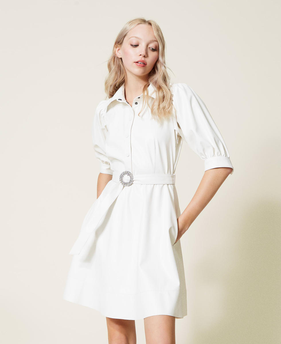 Robe effet cuir avec ceinture