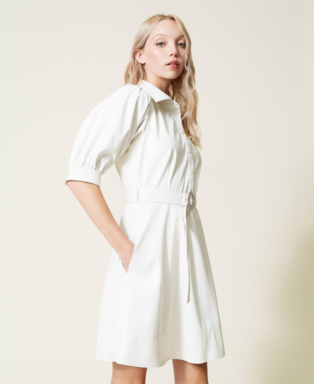 Kleid in Lederoptik mit Gürtel