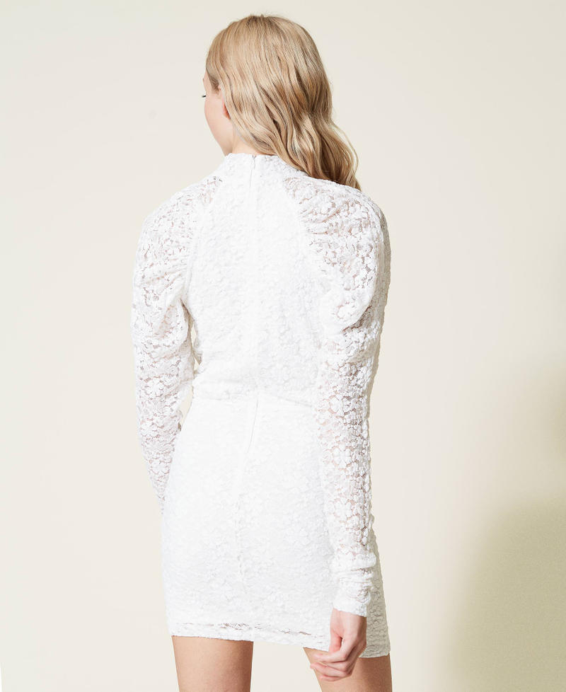 Короткое кружевное платье с поясом