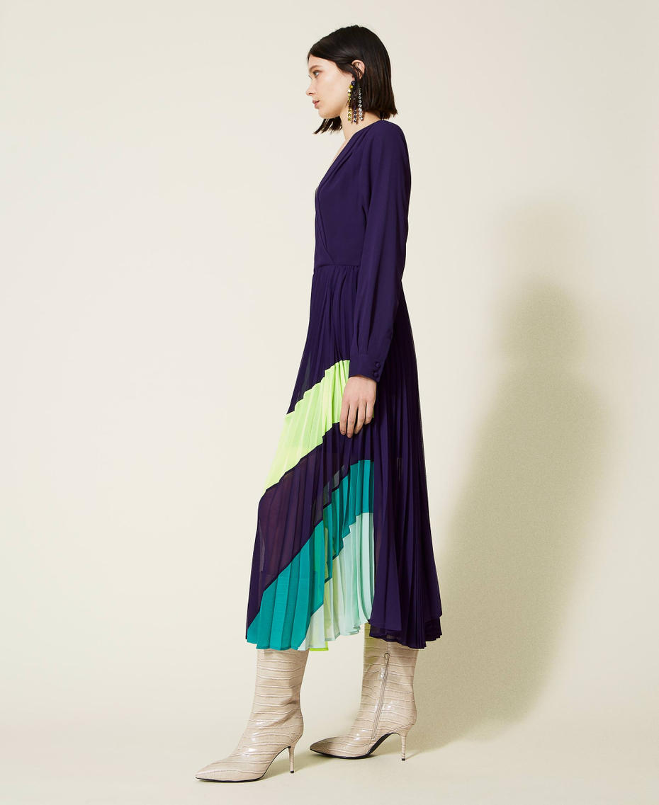 Kleid mit Plisseerock in Colorblock-Optik Multicolor „Indigo“-Violett / Neongelb Frau 222AP2693-03