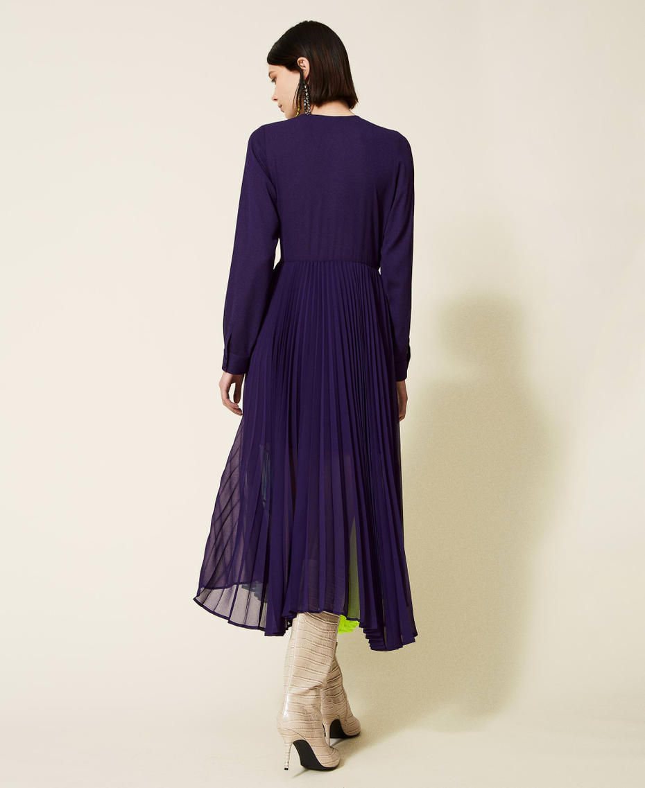 Kleid mit Plisseerock in Colorblock-Optik Multicolor „Indigo“-Violett / Neongelb Frau 222AP2693-05