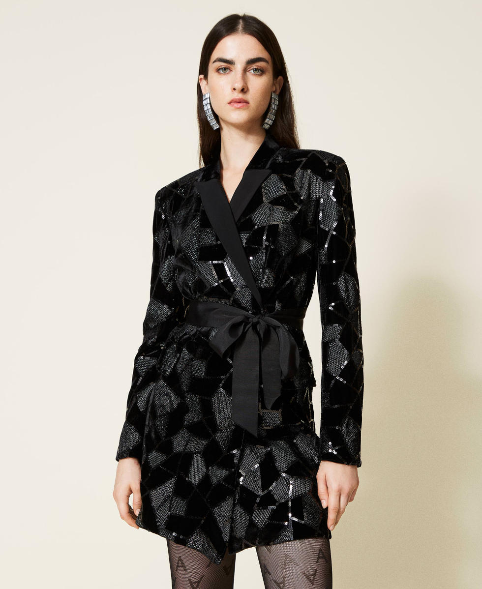 Vestido de terciopelo con bordado de lentejuelas