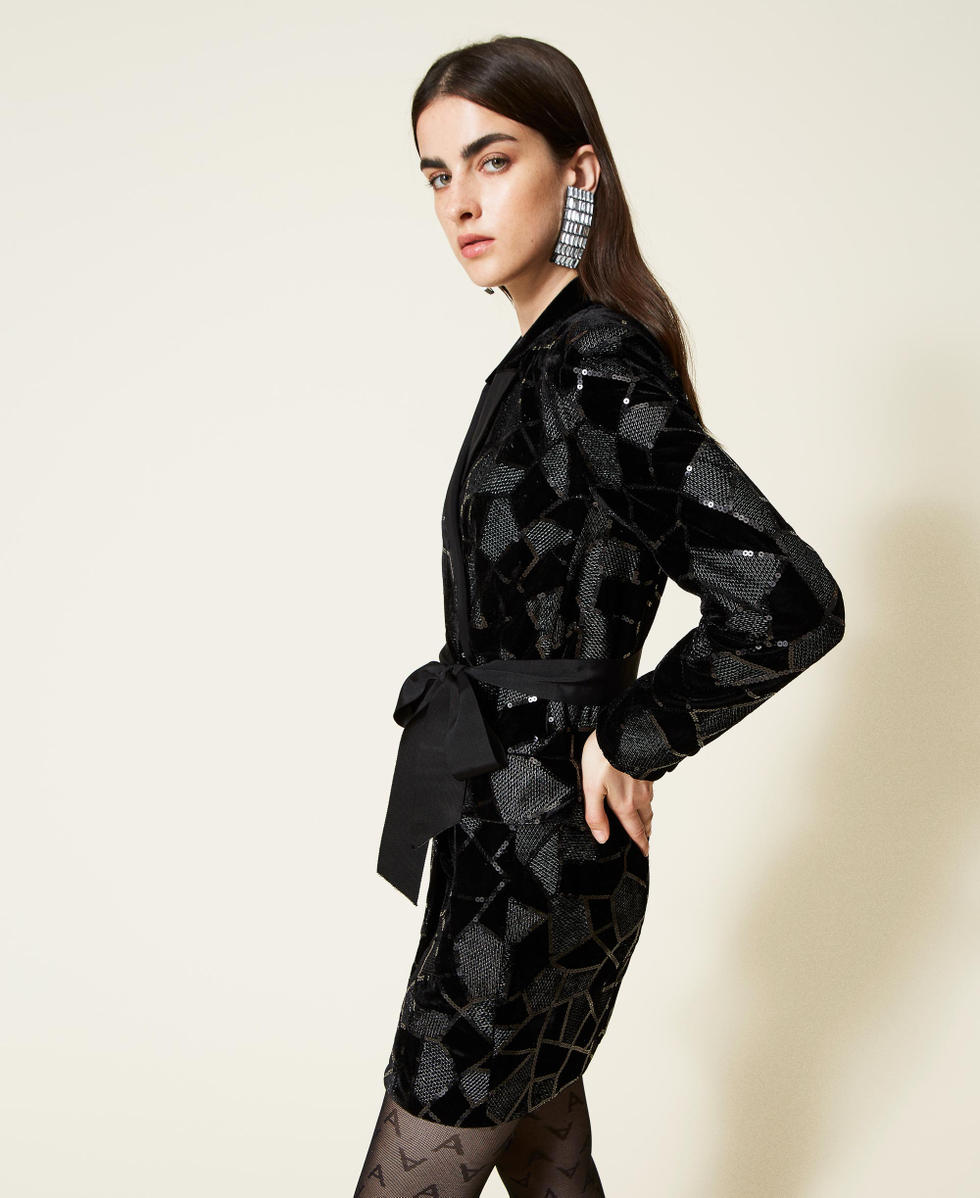 Vestido de terciopelo con bordado de lentejuelas