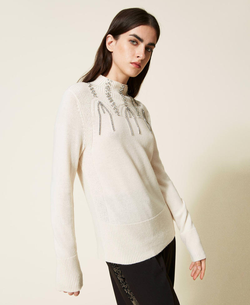 Pull en laine m&eacute;lang&eacute;e avec broderie