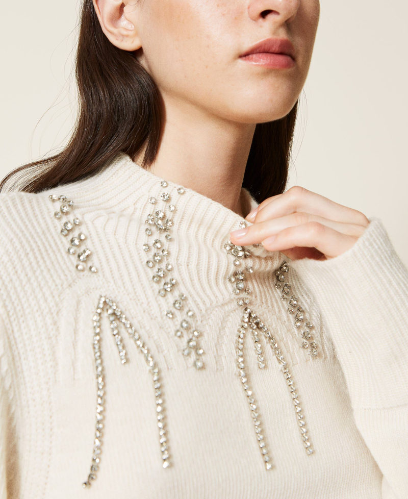 Pull en laine m&eacute;lang&eacute;e avec broderie