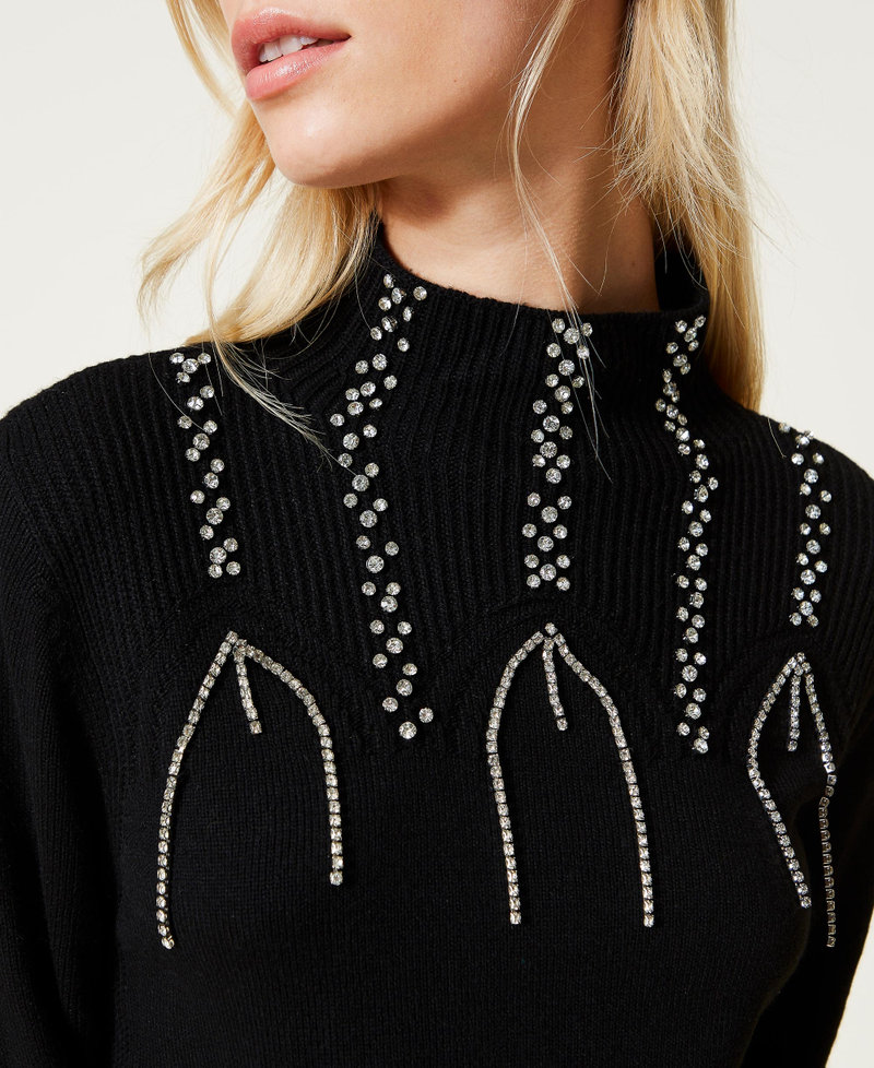 Wool blend dress with embroidery