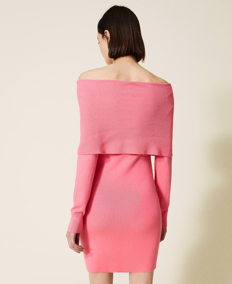 Figurbetontes Strickkleid mit Maxikragen