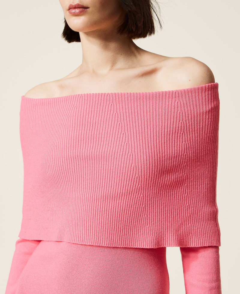 Robe ajust&eacute;e en maille avec maxi col