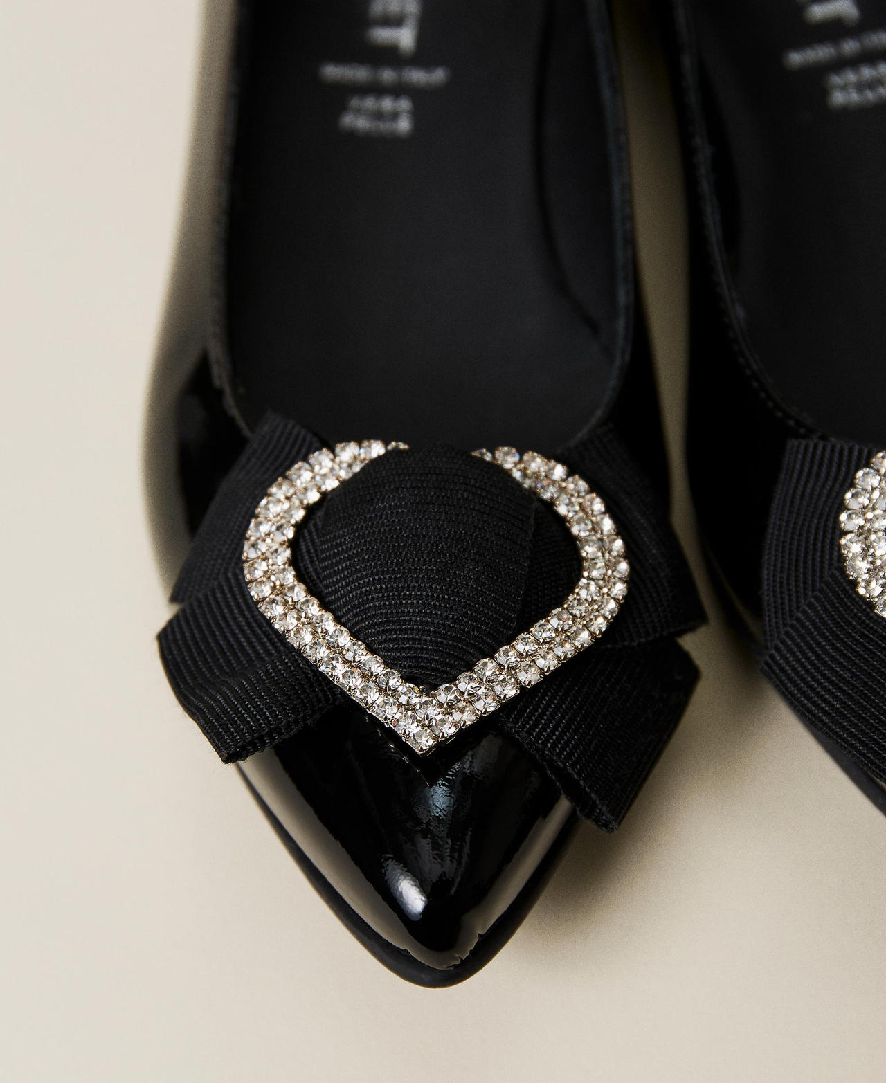 Bailarinas de charol con coraz&oacute;n