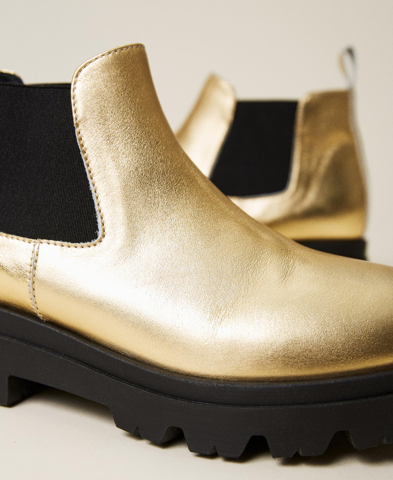 Chelsea-Boot aus Metallic-Leder Gold Gelb Mädchen 222GCJ052-03