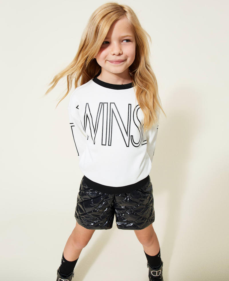 Толстовка с логотипом и стеганые шорты