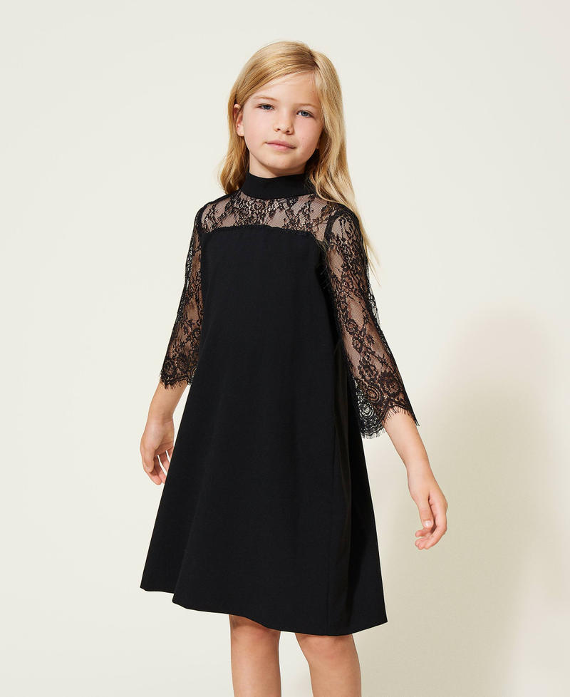Short dress with Chantilly lace