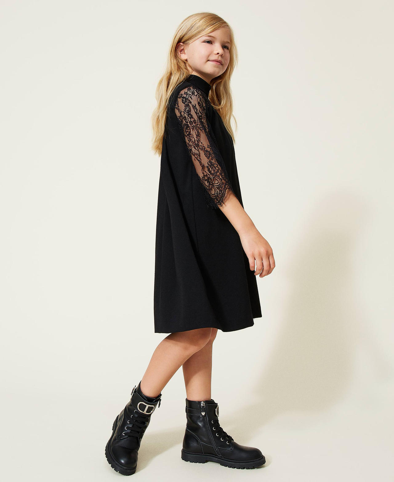 Short dress with Chantilly lace
