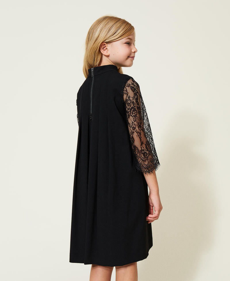 Short dress with Chantilly lace