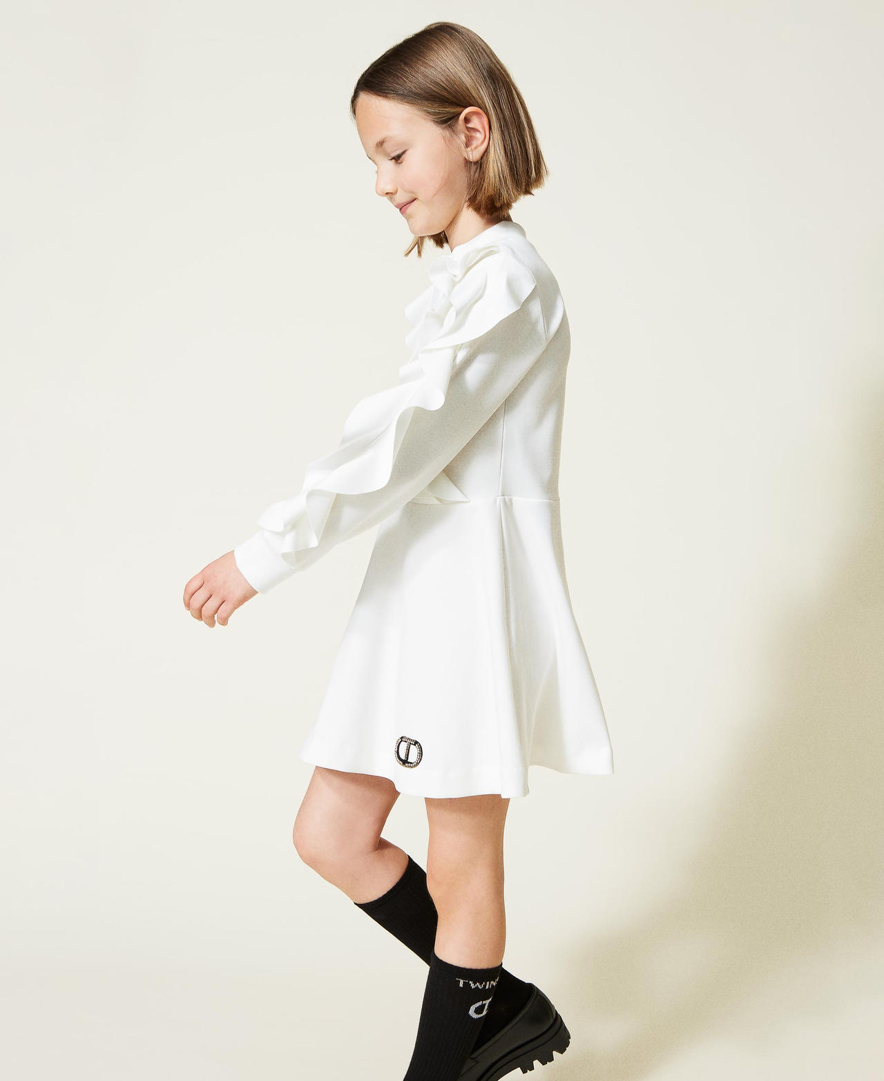 Abito con volant e logo gioiello