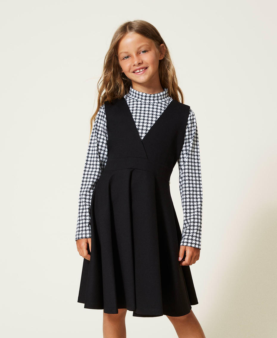 &Auml;rmelloses Kleid mit weitem Rock