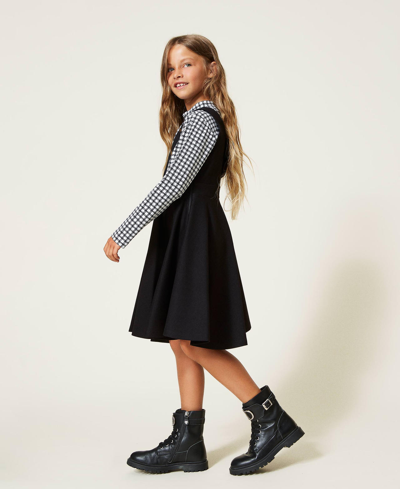 &Auml;rmelloses Kleid mit weitem Rock