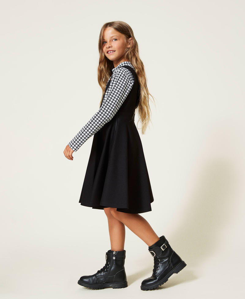 &Auml;rmelloses Kleid mit weitem Rock