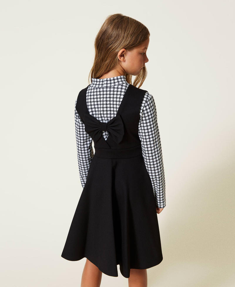 &Auml;rmelloses Kleid mit weitem Rock