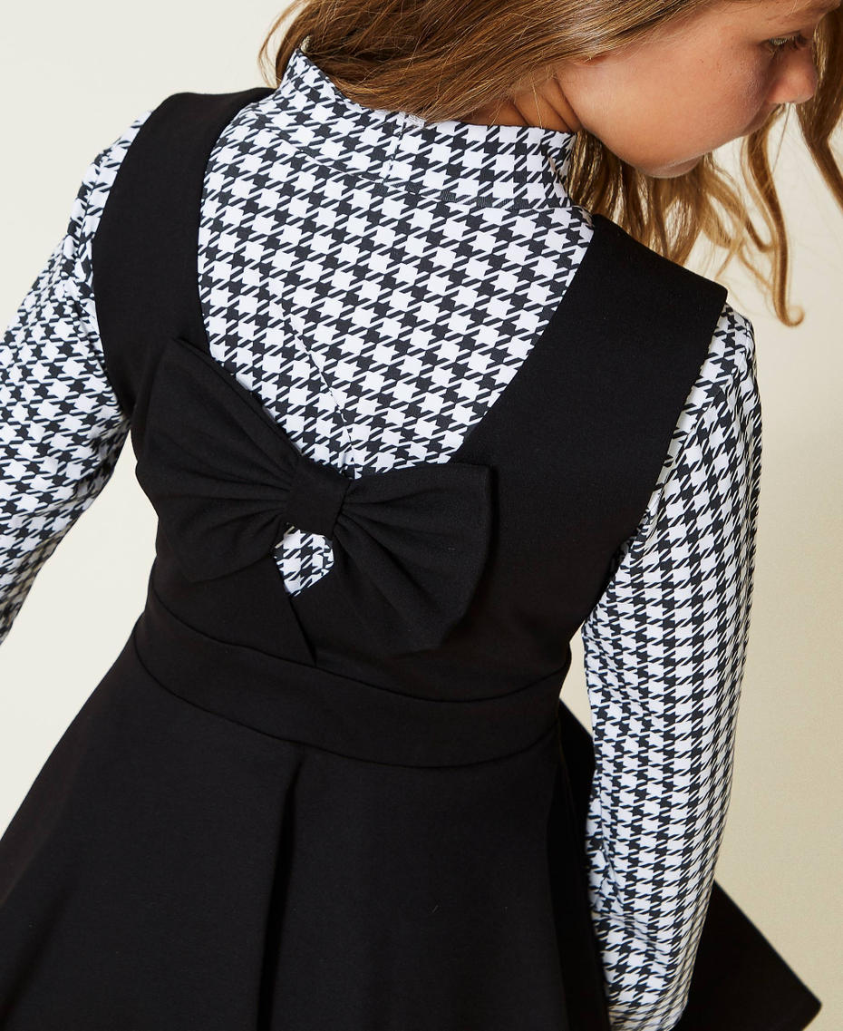 &Auml;rmelloses Kleid mit weitem Rock