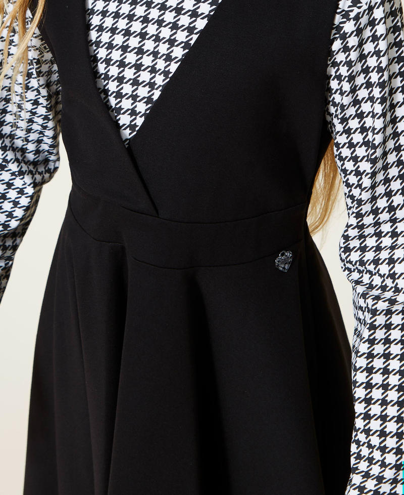 &Auml;rmelloses Kleid mit weitem Rock