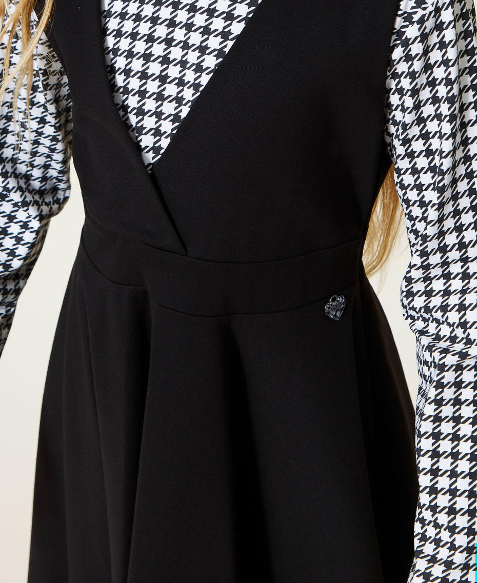 &Auml;rmelloses Kleid mit weitem Rock