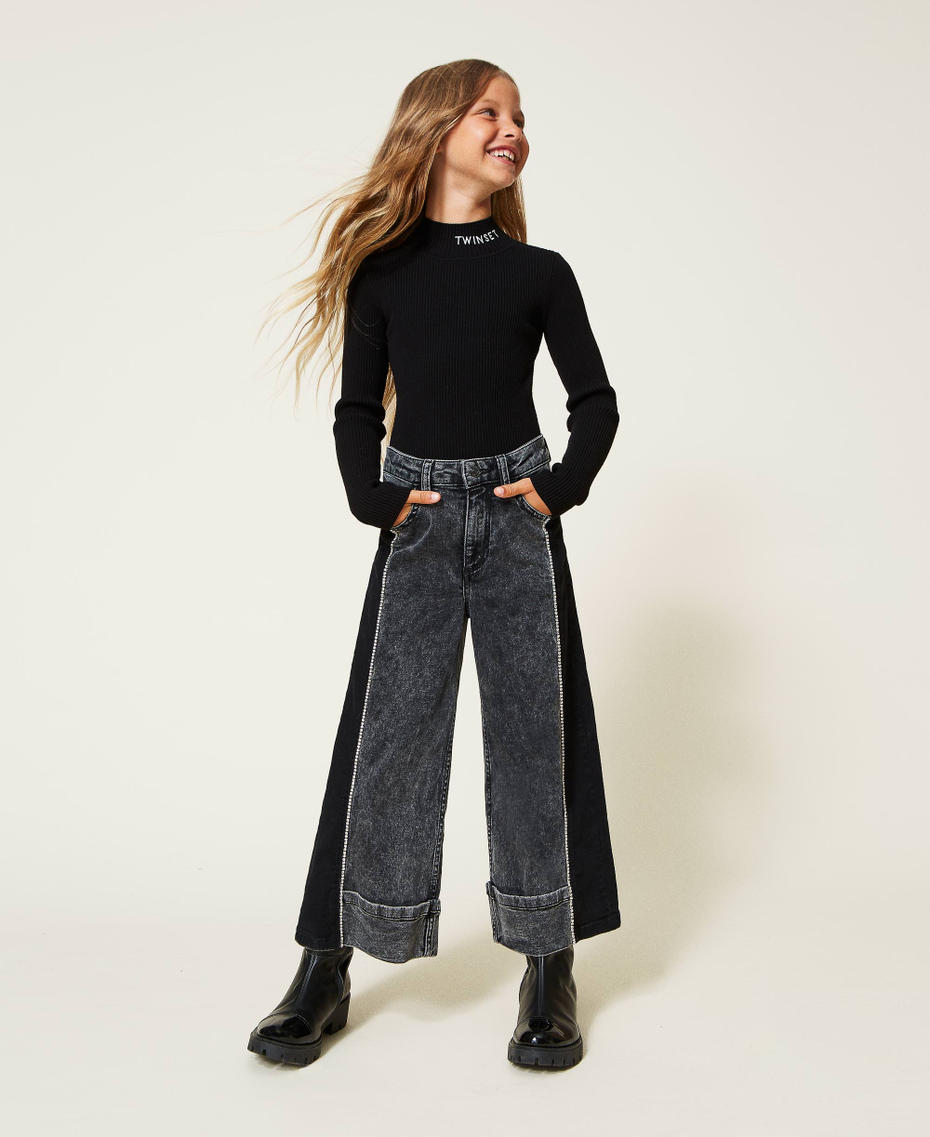Jeans cropped con catena strass
