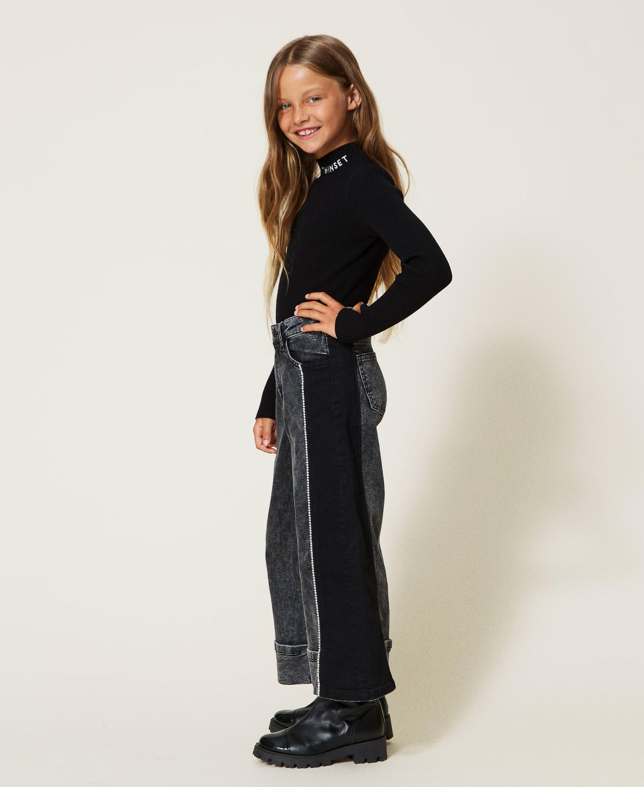 Jeans cropped con catena strass